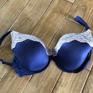 Victoria’s Secret lined bra 34DD